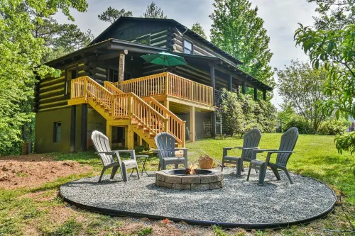 Classic Log Cabin 15 minutes to downtown Asheville-fire pit, pond, fireplace