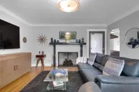 MIDCENTURY MANOR-Hot Tub & 5 Blocks to Town Center