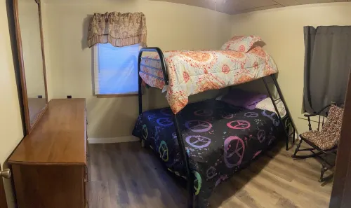 Cabin in waterfall country with trail access and screened porch.  Pet friendly!