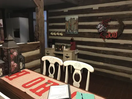 The Farm Cottage--close to two state parks Отели в г. Сентервилл Тауншип