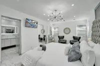 Walk to Beach w/ Salt Pool & Spa, Double King Master BR, Washer Dryer Oceanview