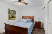 Lake Access Cabin with HotTub, Firepit and Indoor Pool Access