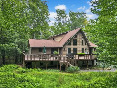 Short Walk to Lake w/HotTub, Private Sauna, AC, Pets OK! Near Hikes & Waterparks