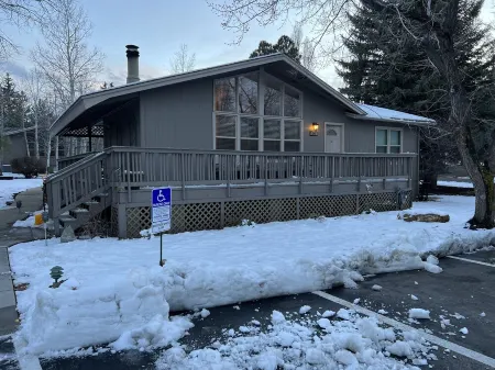 Amazing 5 Star Home, Amenities Galore, AC, no pet fee, 7 miles to NAU