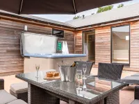 Hillside Lodge - sleeps 4/10 with wood burner and private hot tub Hotels in Cheddar