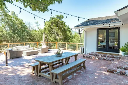 AMAZING! Wild Oaks Retreat. Pool, Spa, Game Room, EV Charger, Wine Country.