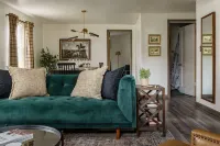 12-mins walk to ND: BBQ - Old Money Sports Glam. Pet Friendly!