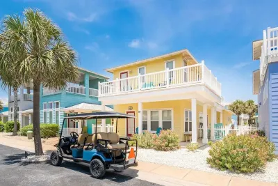 Village Walk 3 BR/2.5 Bath--Shared Heated Pool and Close to the Beach! Hotels near Fly It Port ' A