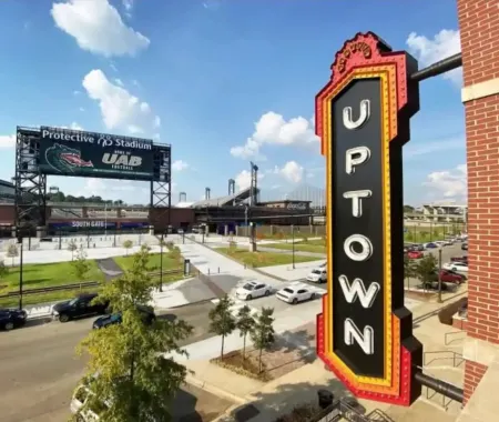 Cozy & Spacious Bham loft with Convenient Parking Отели рядом с достопримечательностью «Бирмингем Джефферсон Конвеншен Комплекс»