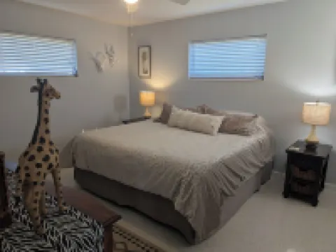 Family beach home! Fully renovated on water w/pool, boat dock & nearby beach 諾科米斯酒店