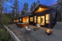 Modern Mtn Retreat: Lakefront, Direct Beach Access & Hot Tub by Tamarack Resort