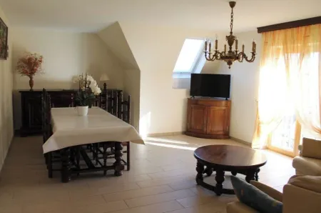 Maison Située Dans le Vignoble, Appartement à L'étage Avec Entrée Indépendante