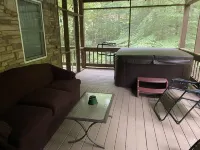 3BR 3BA Cabin, with hot tub, 3 Pools, Boat Ramp with Dock 1 mile away. - Alppimaja