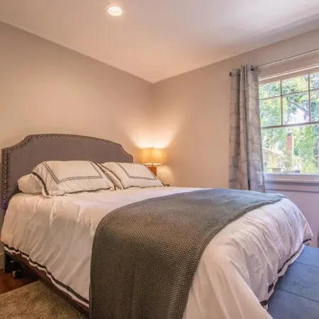 Walk DOWNTOWN! High-end remodel w porch/2 firepits