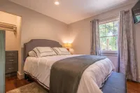 Walk DOWNTOWN! High-end remodel w porch/2 firepits