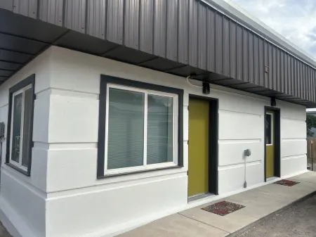 Refurbished Jail Charming  2-bedroom with AC, WiFi in beautiful Augusta, Montana Отели в г. Огаста