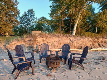 Rustic Moose Lakefront Guest Cabin on the Shore of Lake Superior Отели в г. Чиппева