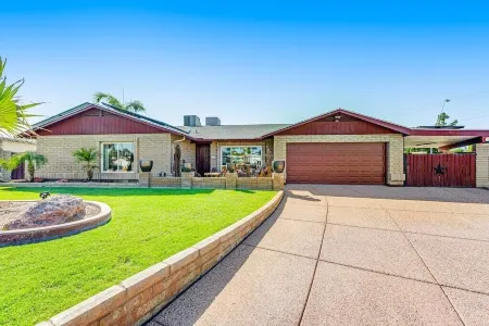 Backyard Oasis Ideal for Spring/Summer! Pool, Misters, Bluetooth Speakers + More Отели рядом с достопримечательностью «Аризона Музеум оф Нэчурал Хистори»