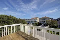 "Always Sunny" Beautifully Remodeled Home, Quick Walk to Beach