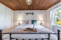 Unique Stay! Ricketts Chic Farmhouse Retreat w/ BUBBLE Tent