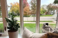 Highland Park Hideaway- Standing Desk + Monitor + Private Laundry + Bonfire Pit
