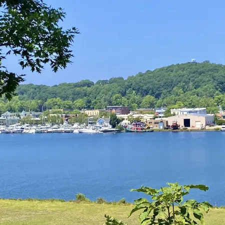 Charming Downtown Frankfort  Condo overlooking Betsie Bay Отели в г. Франкфорт