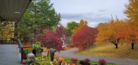 Spacious 5-bedroom house in lovely Payette with WiFi, AC, fitness room, pool.