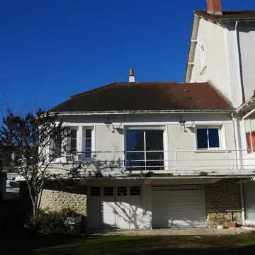 Town house on the banks of the vienne Отели в г. Шательро