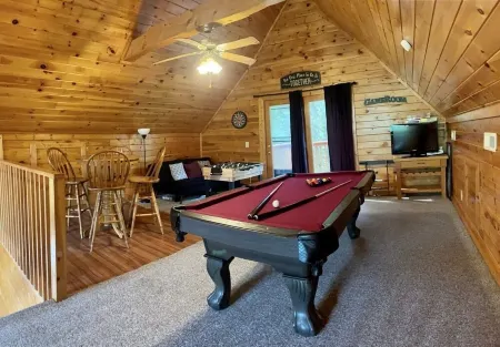 Cozy Bear Cabin Near Gatlinburg & Smoky Mtns - No Cleaning Fee Отели рядом с достопримечательностью «Sims Point»