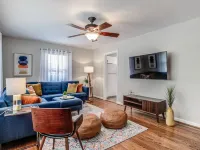 Bit o' Raleigh Bungalow, 6 min drive to downtown Hotels in Garner