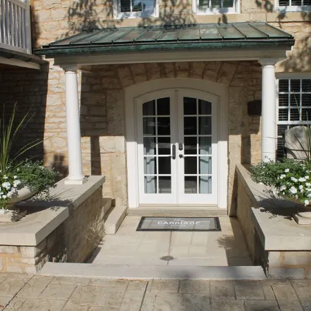 The Carriage House - Historic getaway in the heart of the city!