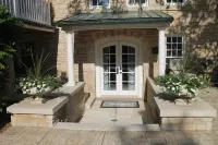 The Carriage House - Historic getaway in the heart of the city!