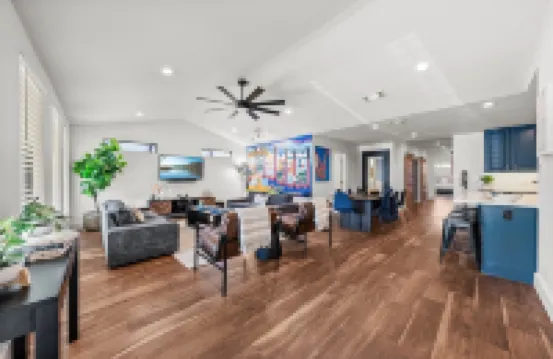 Huge Patio Game Room w/ Pool - 18 Beds - Downtown