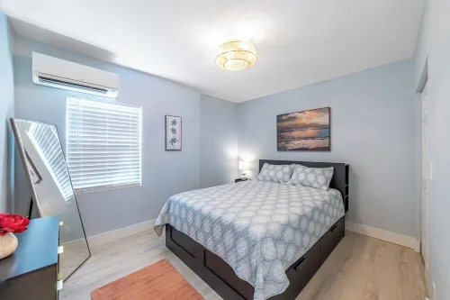 Cozy Bungalow Apartment Walking Distance to Shops, Bars and Beach!