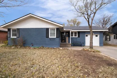 Cozy Parkview Oasis With Gameroom Hotels near Texas Route 66 Visitor Center