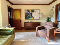 Chic Bay View Getaway - Charming 2-bedroom duplex with WiFi in amazing Milwaukee