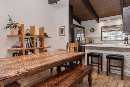 Renovated, clean, 4 Min Walk To Village. Free Parking. Perfect for families