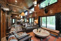 Stylish Signature Lodge, nestled in the Forest, with Teal Lake views Các khách sạn ở Sawyer County