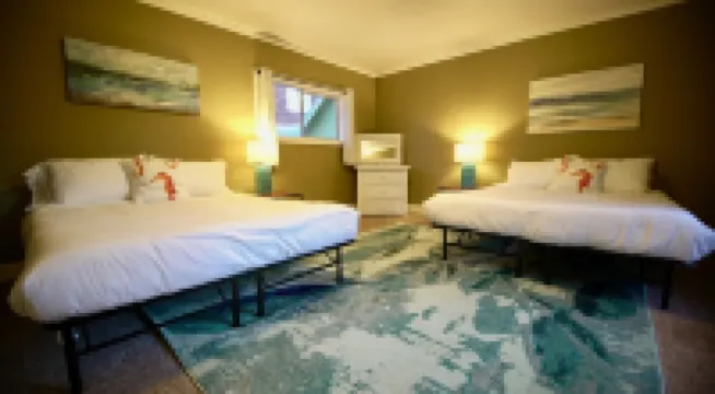 SeaBreeze Bungalow - Home 1/2 Block to Beach - Pet Friendly and Enclosed Fence!