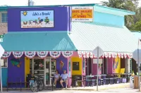 BEST LOCATION! NORTH END OF ANNA MARIA, FL STEPS TO BEACH & DINING -  LOWER UNIT