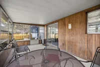 Cozy 3/2 home, 11 miles to WEC, fenced, pet-friendly, strong WiFi and game room