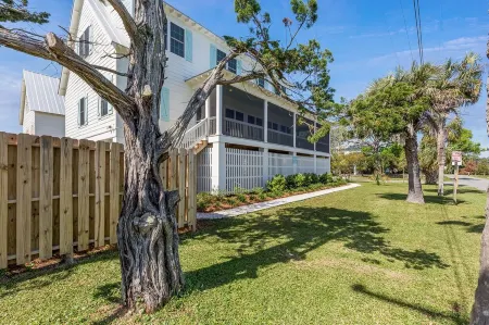 🌊☀️🏖️4 bedrooms 3.5 bath. Gorgeous marsh views. Wrap around porch  🏖️☀️🌊 Отели рядом с достопримечательностью «Тайби-Айленд Лайт Стейшен Энд Музеум»