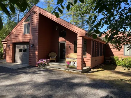 Beautiful Brant Lake home with direct lakefront, hot tub and snowmobile access! Отели в г. Хорикон