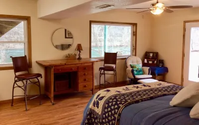 White River trout fishing/reunion getaway in Flippin AR w/boat ramp & game room