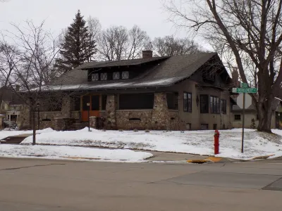 Warm, spacious prairie style home with all the comforts of your home. Hotel dekat House Of Shadows