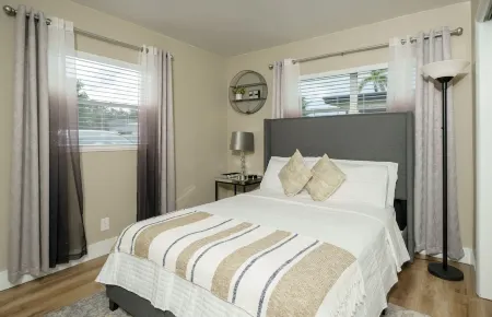 2 BR | Perfect for Long Term Stays | 2 miles to Beach Отели рядом с достопримечательностью «Laguna Bay Nursery Inc»