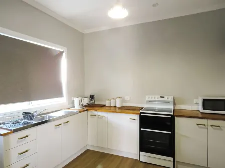 Country cottage in the heart of the Granite Belt Отели в г. Станторп