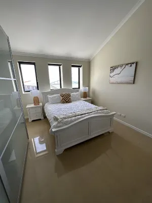 Seascape Beach House - Beachside Family Friendly House Hotels in Peppermint Grove Beach