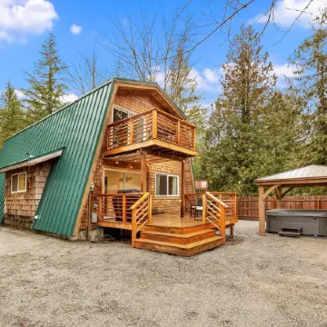 Wild Dog Cabin located on Highway 2 - Only 25 min to Steven's Pass!