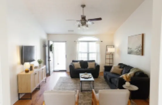 "The Dawning House" - Peaceful Modern Stay w/ Yard